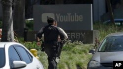 警察跑向YouTube在加州圣布鲁诺的办公处。（2018年4月3日）