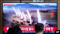 韩国电视节目播放朝鲜发射导弹的资料图。（美联社2024年5月30日）
