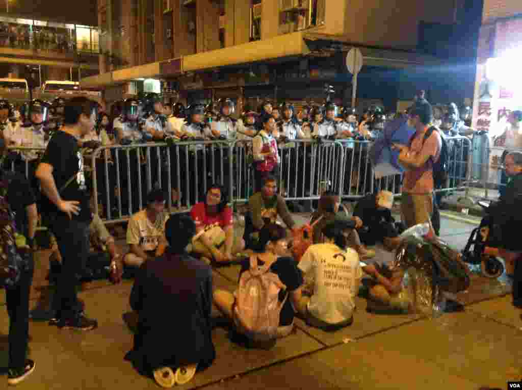 从10点前,在中联办外德辅道西上的警察由手持约一米七高的长盾牌的防暴警察替换到最前排,做好准备清场的准备。示威者则用铁马和雨伞筑成防线,应对警方的清场。另外,在西边街,也有一些示威者与警方对峙,但场面没有在德辅道上紧张。目前,现场仍有近千人。