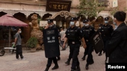 中国警察在新疆喀什老城巡逻。（资料照，2021年5月4日）