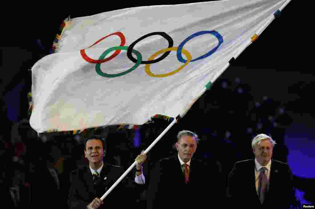 Thị trưởng thành phố Rio de Janeiro Eduardo Paes vẫy cờ cùng Chủ tịch Ủy ban Thế vận hội Jacques Rogge tại Lễ bế mạc Olympic London 2012, ngày 12/8/2012.
