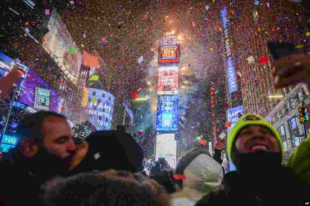 数以千计的人不畏严寒在时报广场庆祝2018年的来临。