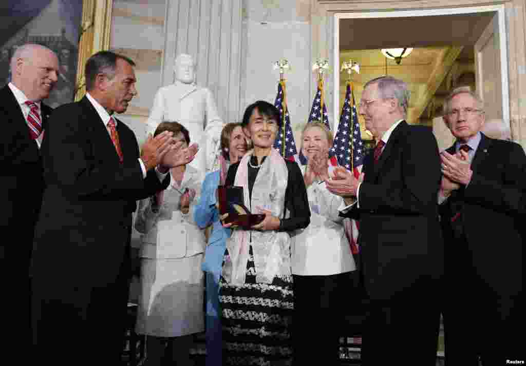 Bà Suu Kyi và Huân chương Vàng của Quốc hội Mỹ do Chủ tịch Hạ Viện John Boehner (thứ 2 từ trái) trao tại Quốc hội. 19/9/2012.