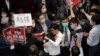 香港立法会泛民派议员在内务委员会主席选举会议上与保安和建制派议员发生推搡。（2020年5月8日）