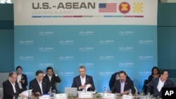 奥巴马总统在东盟10国领导人会议发言前，打开了自己的笔记本（2016年2月15日）。