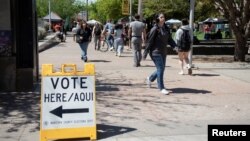 Вказівник поблизу виборчої дільниці в університеті штату Аризона під час праймеріз Демократичної та Республіканської партій, 19 березня 2024. REUTERS/Caitlin O'Hara
