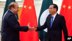 中国总理李克强在北京人大会堂会见到访的巴基斯坦总理谢里夫。 （2017年5月13日）