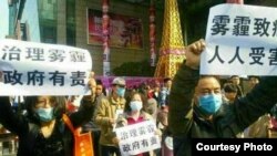 中国西安两名网民公开举牌要求政府治理日益严重的雾霾后，被当地警方传唤 （维权网）