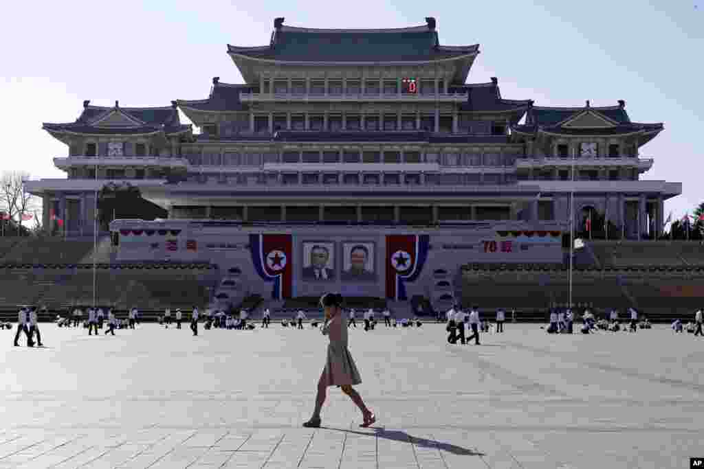 2018年9月7日,平壤,朝鲜建国70周年之前,一名妇女走过为庆典做准备的金日成广场。