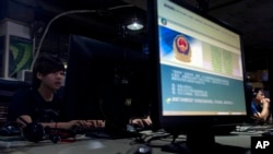 中国网吧的电脑显示屏上有警方关于正确使用互联网的通知（2013年8月19日）