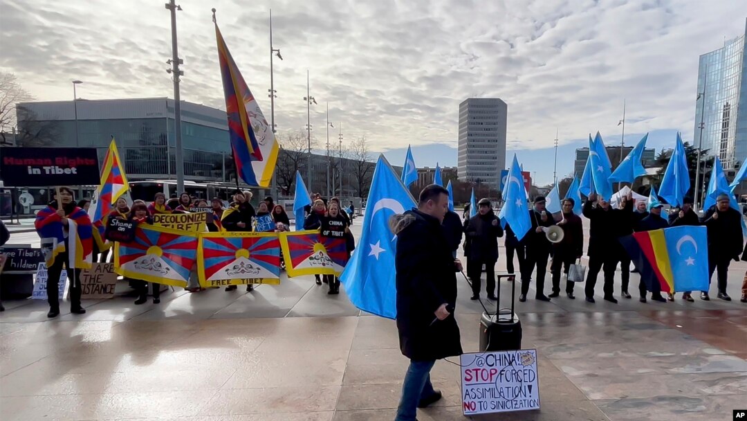 བོད་དོན་རྒྱབ་སྐྱོར་བ་དང་ཡུ་གུར་མི་རིགས་ཀྱི་རྒྱབ་སྐྱོར་བ་ཚོས་སུད་སིའི་ཇི་ནི་ཝར་ཡོད་པའི་མཉམ་འབྲེལ་རྒྱལ་ཚོགས་ཀྱི་ཕྱི་རོལ་དུ་རྒྱ་ནག་གཞུང་གི་དྲང་བདེན་མིན་པའི་སྲིད་བྱུས་ལ་ངོ་རྒོལ།