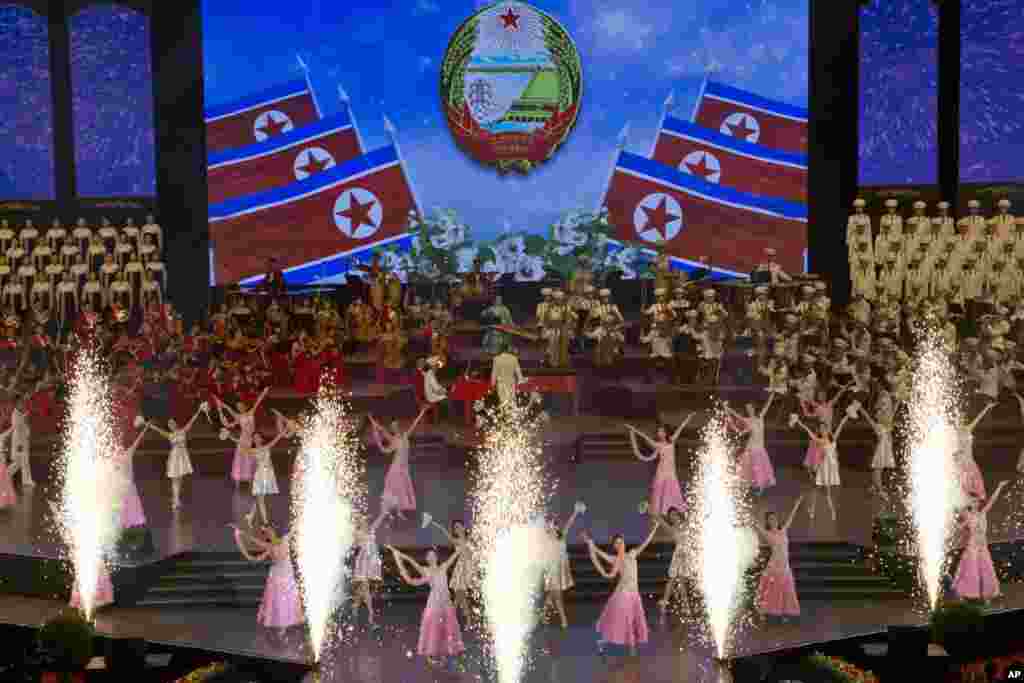 朝鲜建国70周年庆祝晚会上的舞蹈(2018年9月8日)。