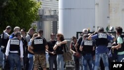 2015年6月26日法国警方在里昂附近圣昆廷-法拉维耶一家工厂入口处守卫。