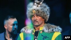 Боксер Олександр Усик у момент прибуття на бій із британцем Тайсоном Ф'юрі, в якому він переміг, завоювавши титул абсолютного чемпіона світу в надважкій вазі. Ер-Ріяд, Саудівська Аравія, 19 травня 2024 року