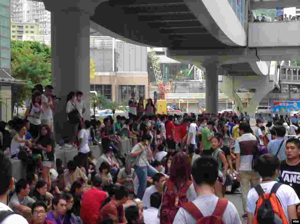 数千香港市民云集政府总部声援被困公民广场学生（美国之音图片／海彦拍摄）