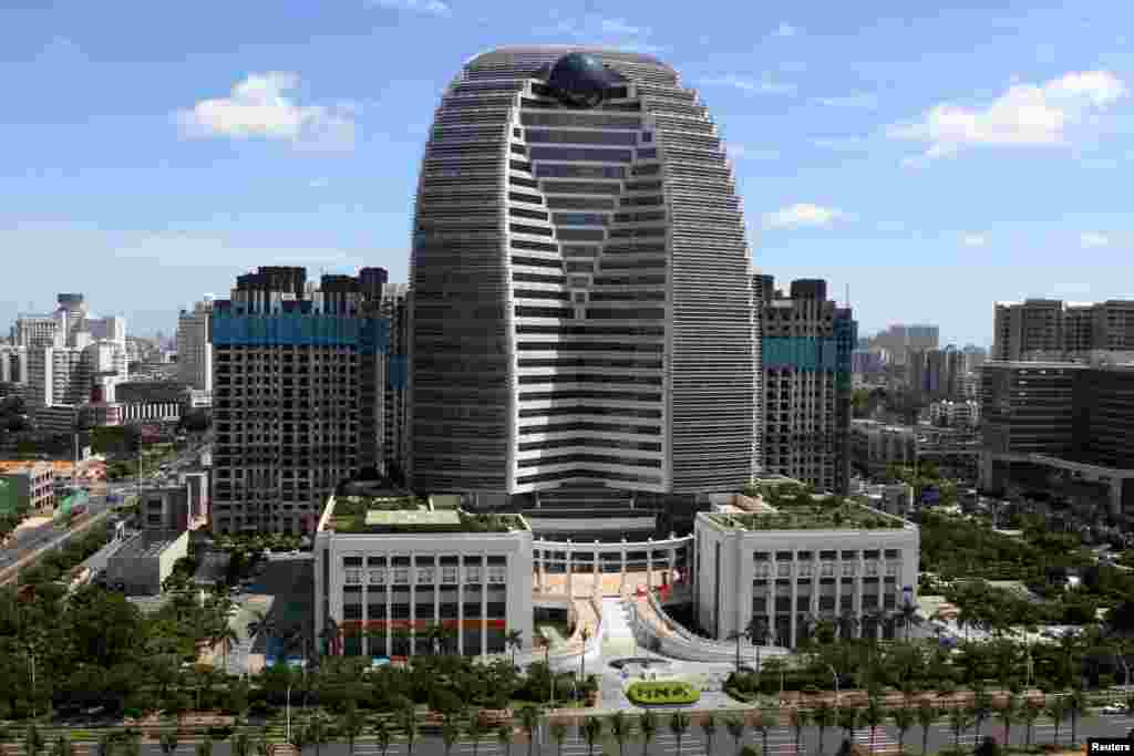 中国海南省海口市的海航集团总部大楼(2018年5月6日)。伦敦金融时报引述消息人的话说,王健之死对于目前仍面临债务危机和资本链压力的海航打击沉重,就如危机时刻的当头一棒。