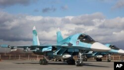 Російські бомбардувальники Су-34 припарковані для участі в тренувальній місії в Краснодарському краї, 19 січня 2022 р. (Фото% AP Photo/Vitaliy Timkiv)