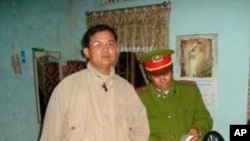 Công an kiểm tra kinh sách Tin Lành tại tư gia Mục sư Nguyễn Công Chính
