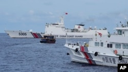 2023年8月，一艘菲律宾补给船在第二托马斯浅滩运送物资时被中国海警船封堵。（美联社）
