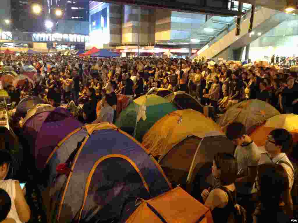 数以千计的学生和市民在金钟雨伞广场声援学联代表 (美国之音图片/海燕拍摄)