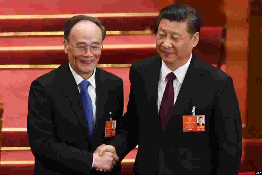 前中共中央纪委书记王岐山在中国第十三届全国人大第五次全体会议上当选中国国家副主席,与当选连任的中国国家主席习近平握手(2018年3月17日)。