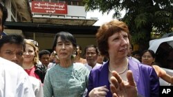Trưởng ban chính sách đối ngoại EU Catherine Ashton và bà Aung San Suu Kyi đứng trước trụ sở Liên minh Toàn quốc đấu tranh cho dân chủ Miến Điện ở Rangoon hôm 28/4/12