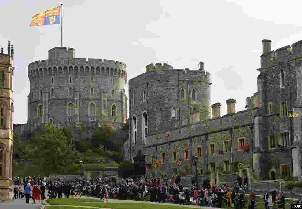 宾客抵达英国温莎城堡圣乔治教堂，准备参加英国公主尤金妮和布鲁克斯班克的婚礼（2018年10月12日）。