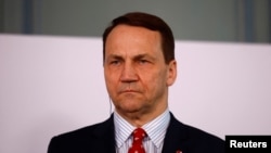 Міністр закордонних справ Польщі Радослав Сікорський під час спільної пресконференції з міністрами закордонних справ Німеччини та Франції після переговорів у форматі Веймарського трикутника в Шато де Ла Сель Сен-Клу поблизу Парижа, Франція, 12 лютого, 2024 року. REUTERS