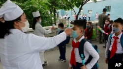 （资料照）朝鲜平壤金成柱小学学生6月23日接受体温检测。