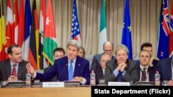 美国国务卿克里在罗马举行的23国外长会议上讲话。 （2016年2月2日）