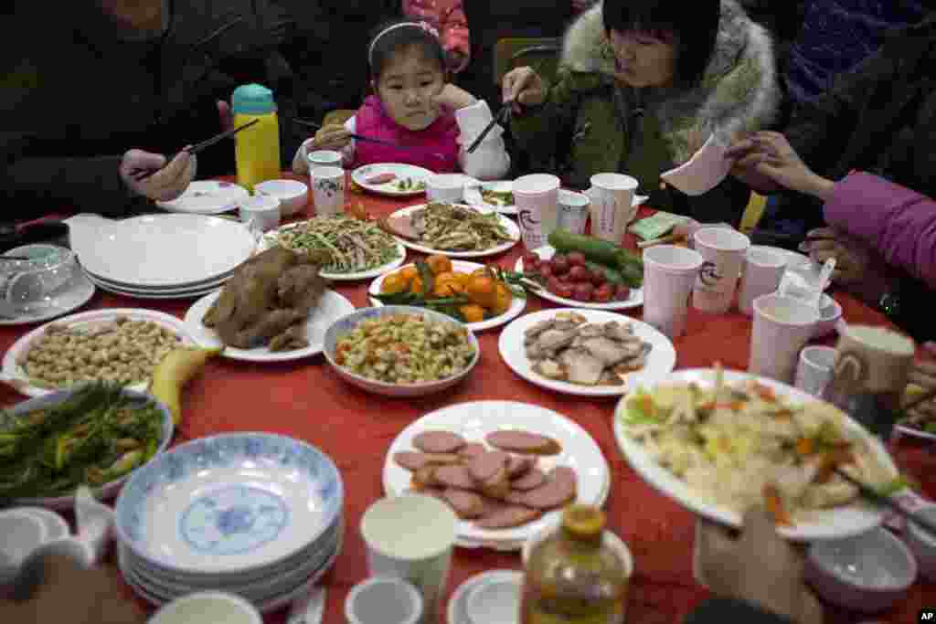 在北京郊区留民营村的千人饺子宴的餐桌上（2017年1月27日）