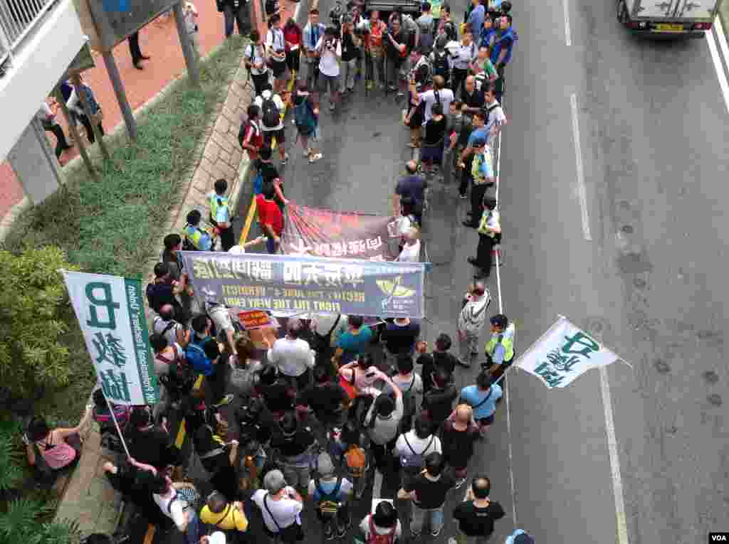 香港泛民多个政党和团体周六声援铜锣湾书店店长林荣基(美国之音海彦拍摄)