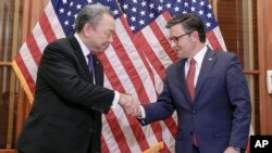 2024年1月9日，美国国会众议院议长迈克·约翰逊在华盛顿国会山举行会议前向台湾驻美国代表俞大㵢致意。（美联社照片）
