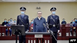 中国华融公司原党委书记、董事长赖小民因受贿、贪污、重婚等罪在天津市第二中级人民法院受审。（2020年8月11日）