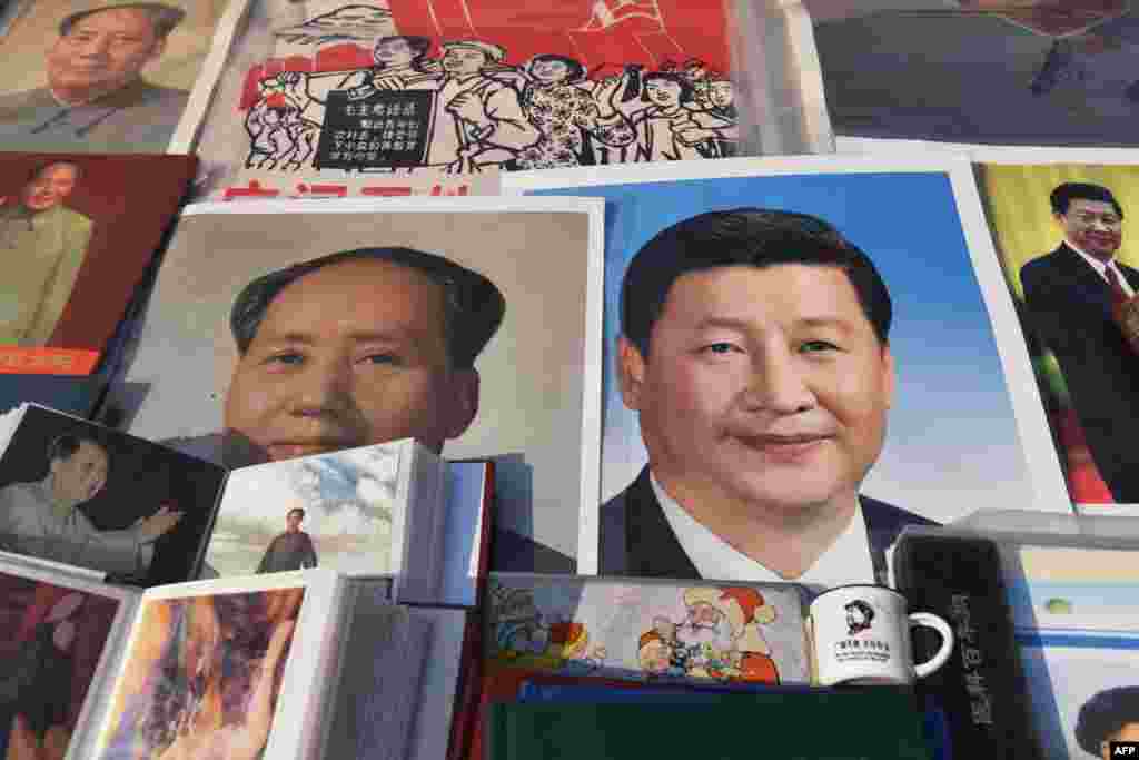 2018年2月26日,北京一个市场陈列的中国国家主席习近平像和前共产党领袖毛泽东像。 中共建议修改宪法,取消国家主席任期限制,为习近平第三任甚至更长任期扫清道路。反对者认为,这是中国改革开放四十年来最重大的政治倒退,标志着中国朝极权和终身制迈进,他们担心中国再出毛泽东。支持者则认为,此举能维护习近平“三位一体”的强势领导,有效压制政治派系的博弈,从而保证社会长期稳定。