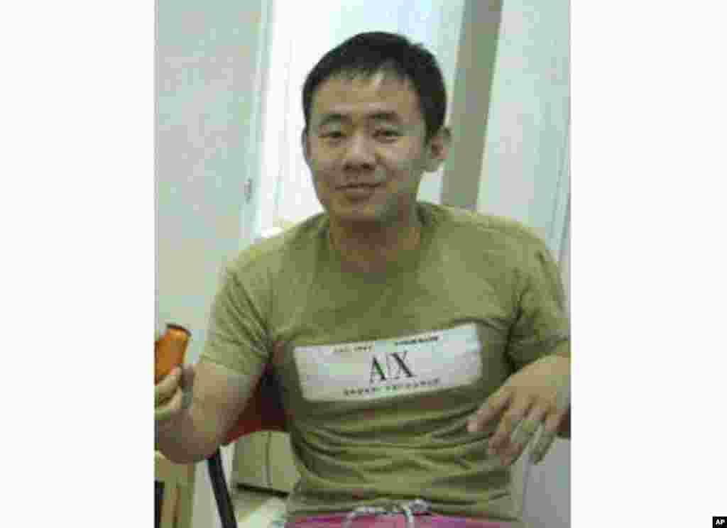 王夕越2009年在香港。他于北京长大。是美国普林斯顿大学历史系博士班四年级学生,博士论文研究19世纪晚期到20世纪早期欧亚大陆历史,曾在阿富汗为红十字国际委员会担任翻译,从事人道工作,包括帮助被塔利班关押者与家人重建联络。王夕越的导师史蒂芬.科特金教授告诉美国之音,由于论文研究需求,王夕越必须到伊朗和阿富汗这些地方搜集资料。而且王夕越通晓波斯语、土耳其语、俄语和普什图语。科特金教授敦促伊朗释放王夕越。