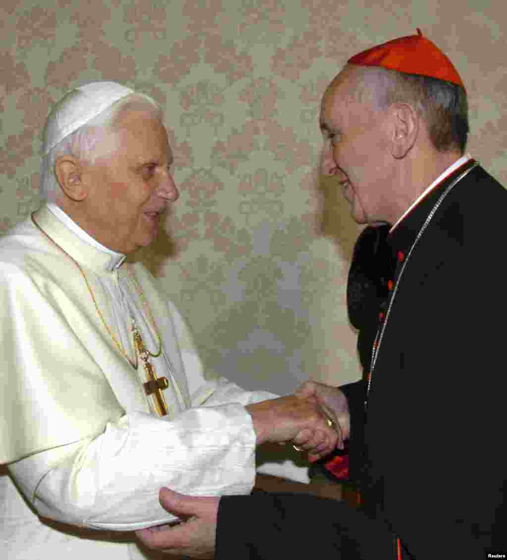 Đức Giáo Hoàng Bênêđictô XVI chào đón Đức Tổng Giám mục của Buenos Aires, Đức Hồng Y Jorge Mario Bergoglio tại Vatican, ngày 13/1/2007.