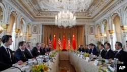美国总统川普及其手下高官同中国主席习近平及其手下高官在海湖庄园举行双边会谈(2017年4月7日)。参加会谈的美国国务卿地勒斯和国防部长马蒂斯，中国国务委员杨洁篪和军委联合参谋部参谋长房峰辉将分别代表双方主持6月21日的美中外交与安全对话。