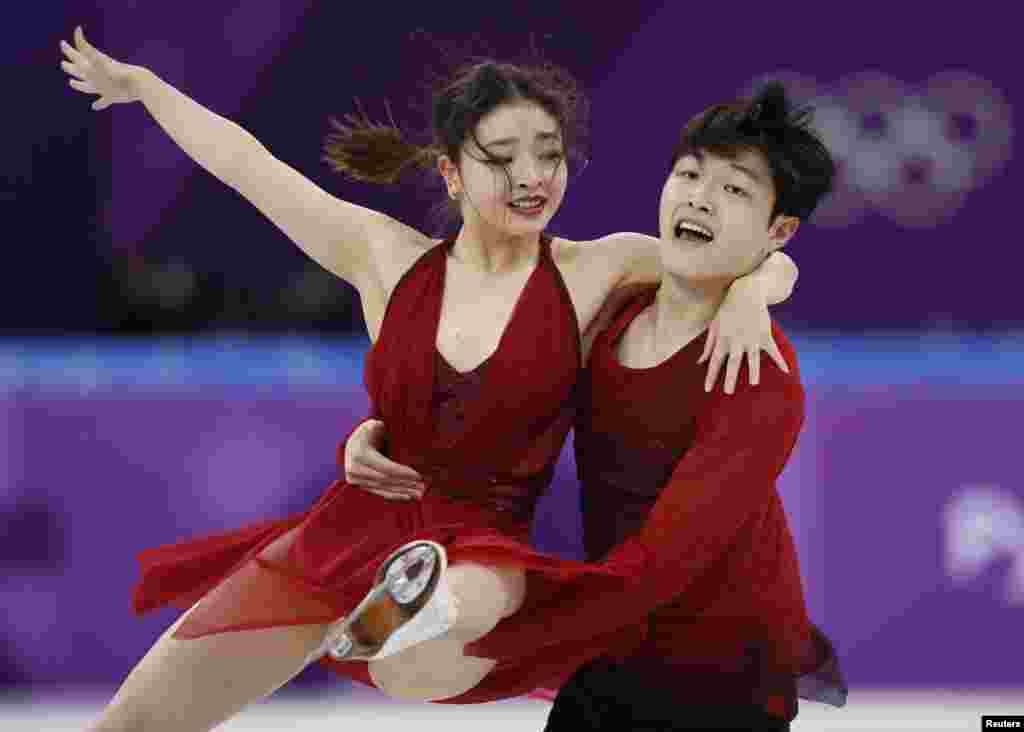 美国的冰舞搭档Alex Shibutani和Maia Shibutani兄妹在冰舞自由舞比赛中起舞翩翩(2018年2月12日).