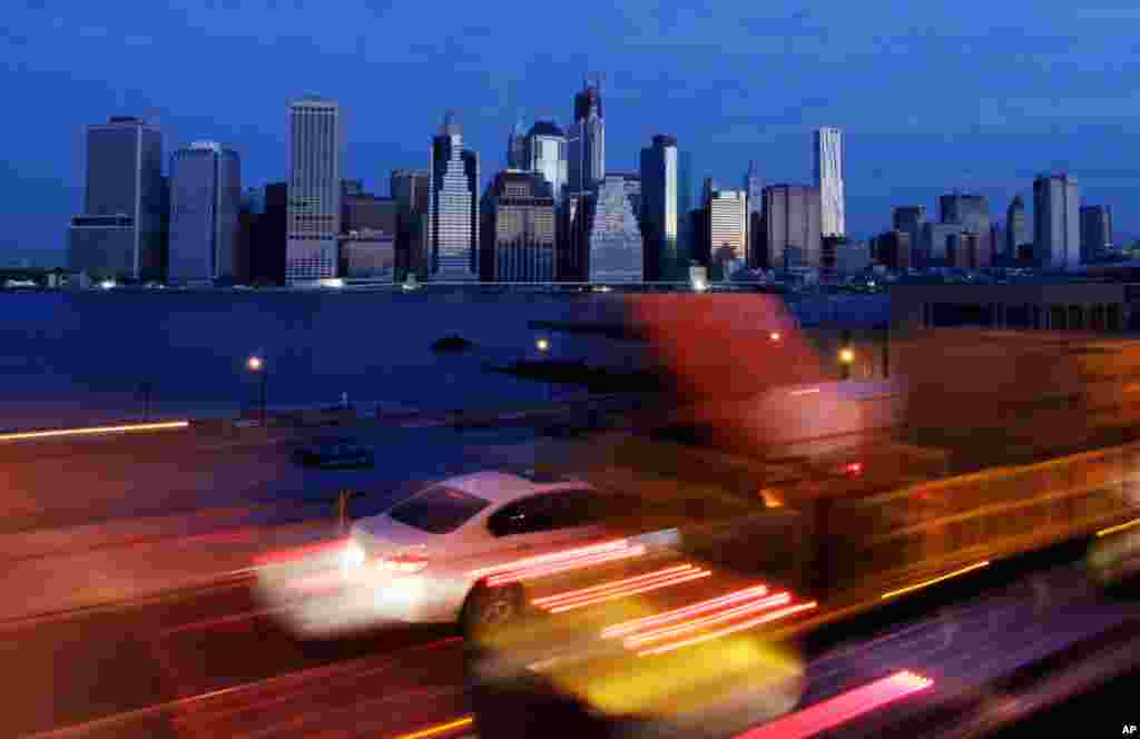Giao thông lúc sáng sớm ở quân Brooklyn, thành phố New York chậm chạp dịch chuyển bên dưới vòm trời vẫn nhá nhem tối, ngày 1 tháng 11, 2012. New York cố lấy lại nhịp sống hối hả thường lệ, nhưng trên những xa lộ kẹt cứng xe cộ thì vẫn chậm chạp. (AP Photo/Mark Lennihan)