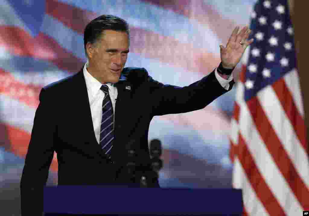 Ứng cử viên tổng thống đảng Cộng hòa Mitt Romney vẫy chào người ủng hộ trước khi phát biểu thừa nhận thất cử tại cuộc họp mặt trong đêm bầu cử, ngày 7 tháng 11, 2012, ở thành phố Boston, bang Massachusetts.