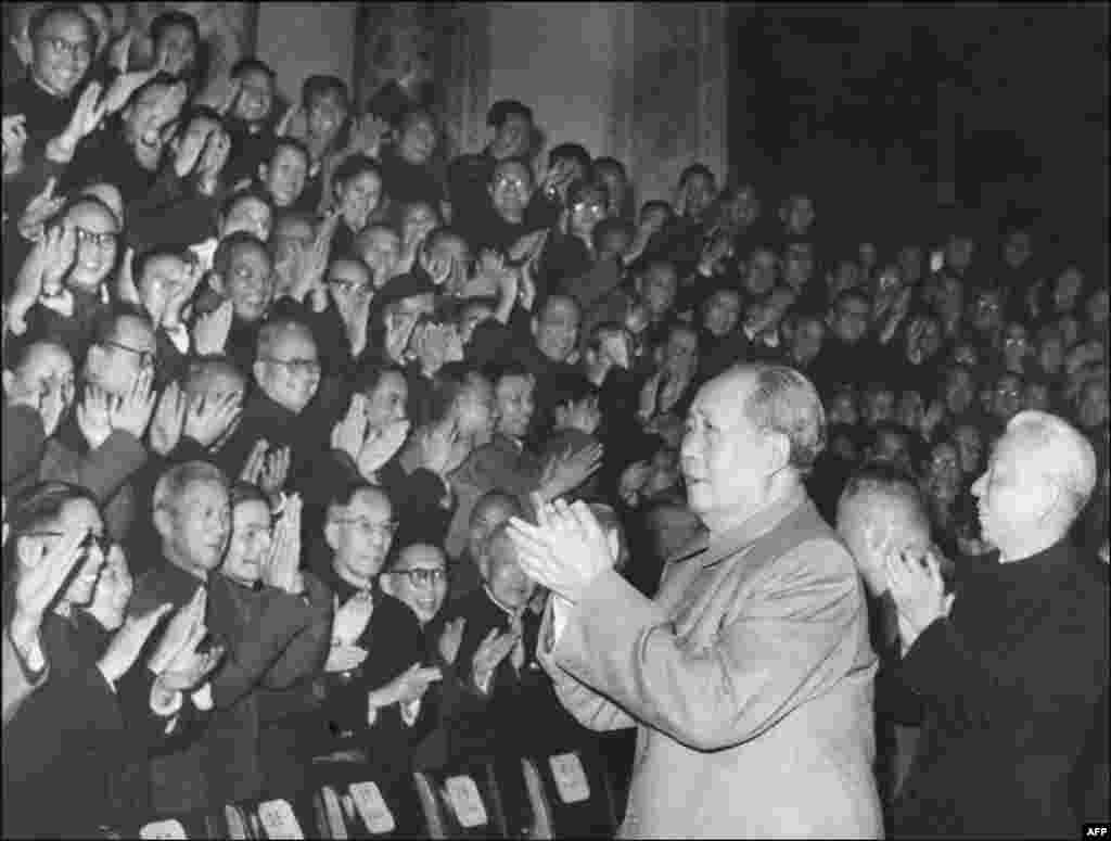 1966年初,中国领导人毛泽东(1893-1976)和刘少奇(1898-1969)会见积极分子。2018年11月23日在北京纪念刘少奇诞辰120周年座谈会上,习近平说:“我们在新的历史起点上进行伟大斗争、建设伟大工程、推进伟大事业、实现伟大梦想,就是刘少奇同志等老一辈革命家一生奋斗的伟大事业的继承和发展。”这里没有像在别处那样把毛泽东的名字放在刘少奇或者别人前面。这次讲话也没有重申1981年中共11届6中全会《关于建国以来党的若干历史问题的决议》中关于毛泽东错误发动文革的结论。