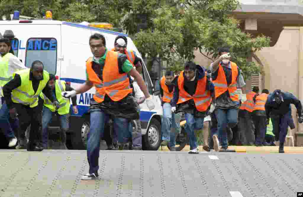 Nhân viên cứu thương bên ngoài khu thương xá Westgate ở thủ đô Nairobi.