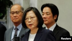 台湾总统蔡英文2018年5月24日在布基纳法索与台湾断交后对媒体讲话。