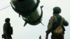 На цьому фото з відео, оприлюдненого пресслужбою Міноборони Росії 12 червня 2024 року, російські солдати завантажують пускові установки балістичних ракет "Іскандер-М" у рамках навчання військ застосуванню тактичної ядерної зброї. (Фото: пресслужба Міноборони РФ через AP)
