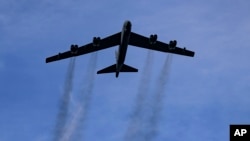 资料照片：一架从美国印第安纳州附近空军基地起飞的B-52轰炸机。(2022年12月23日)