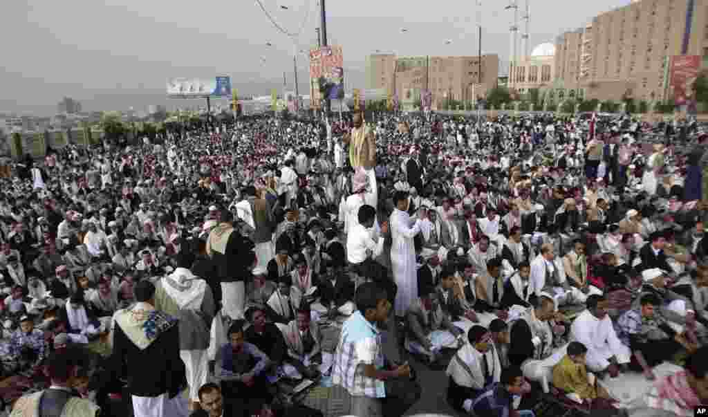 Người Yemen cầu nguyện ở thủ đô Sanaa và đòi cho nghỉ việc các cảnh sát và quân nhân có bà con với cựu Tổng thống Ali Abdullah Saleh. .