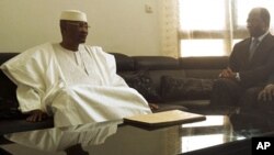 Tổng thống của Mali bị lật đổ Amadou Toumani Toure (trái) từ chức hôm 8/4/12