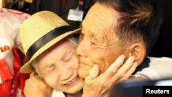 分居朝鲜和韩国的家人2018年8月20日在朝韩之间的非军事区（DMZ）附近的朝鲜金刚山度假村重聚。
