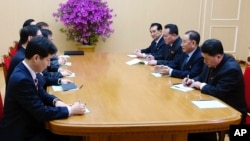 朝鲜劳动党中央委员会副委员长金永哲（右二）2018年3月5日在平壤会见到访的韩国代表团。（韩国总统府青瓦台通过韩联社发布照片） 
